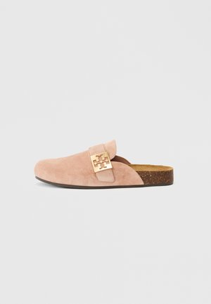 Rosa semskede slip-on sko med avrundet tå, en gullfarget logo-spenne detaj og en korkstrukturert fotbed og yttersåle.