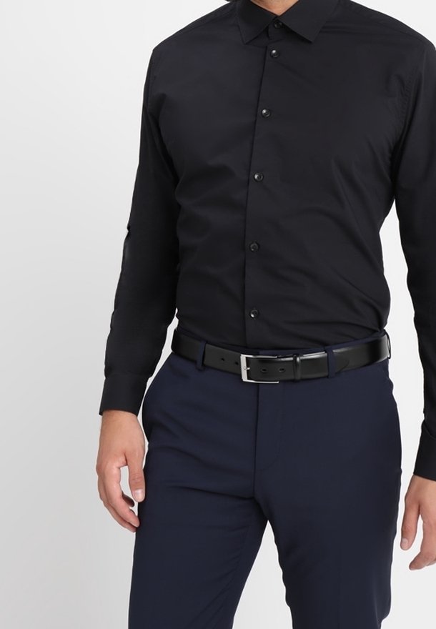 Zwarte lange mouwen overhemd met knoopsluiting aan de voorkant, klassieke kraag en een gladde textuur, gecombineerd met donkerblauwe broek en een zwarte riem.