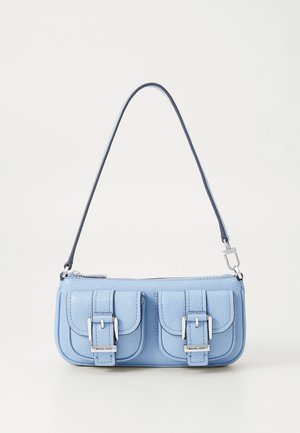 Lichtblauwe leren handtas met twee voorzakken met gespen, een ritssluiting en een enkele schouderriem.