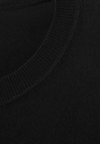 Schwarzer Pullover mit rundem Ausschnitt und geripptem Saum. Die Textur ist glatt mit einem gleichmäßigen, durchgehenden Strickmuster.