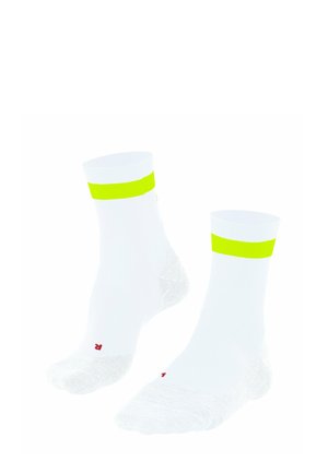 Weiße Socken mit leuchtend gelben Streifen oben und einem kleinen roten Logo an der Zehe. Zusammen vor einem weißen Hintergrund positioniert.