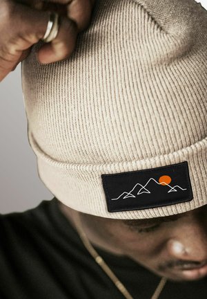 Neverless MIT PATCH NATUR BERGE AUFDRUCK  - Beanie - beige