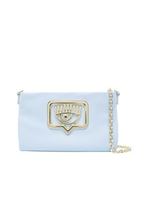 Borsa in pelle vegana blu chiaro con un accento di hardware a forma di occhio dorato lucido e una tracolla a catena. Forma rettangolare con texture liscia.