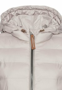 Lichtgrijze pufferjack met capuchon, voorzien van horizontaal gequiltde secties, een voorrits en een bruin leren logo label.