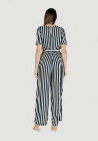 Mono a rayas con rayas verticales en azul y blanco, manga corta, detalle de abertura en la parte posterior y pantalones de pierna ancha.