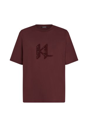 Bordeaux katoenen t-shirt met korte mouwen, voorzien van een textuur "KL" logo van pailletten op de voorkant. Klassiek ronde hals ontwerp.