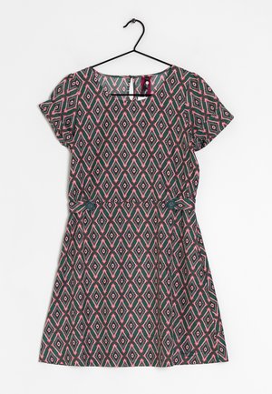 Vestido de manga corta con patrón de diamantes en verde, rosa y blanco, cintura ajustada con cinturón abotonado, colgado en una percha negra.