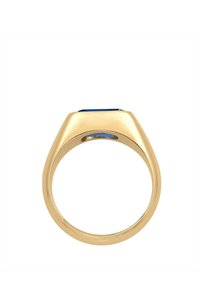 Guldring med en slät, polerad yta och en rektangulär blå sten infattad på toppen. Enkel, modern design med ett brett band.