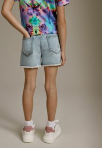 Next FRAYED EDGE DISTRESSED - REGULAR FIT - Farkkushortsit - mid blue rainbow