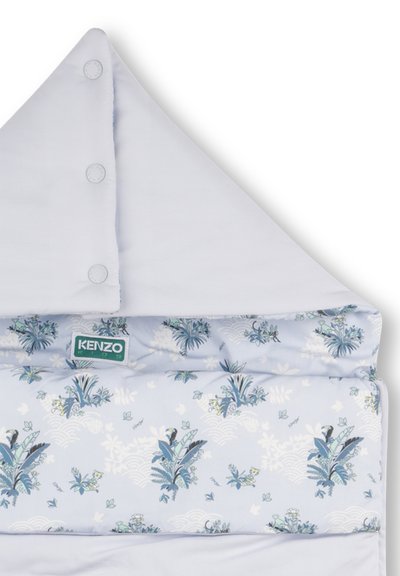 Ensemble de literie bleu clair avec des motifs floraux verts et blancs. Comprend des boutons sur la capuche triangulaire. Étiquette de marque : KENZO KIDS.