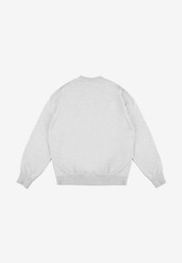 Jasnoszara bluza z okrągłym dekoltem, z prążkowanymi mankietami i dolnym wykończeniem. Charakteryzuje się miękką fakturą oraz prostym, nieozdobionym wzornictwem.