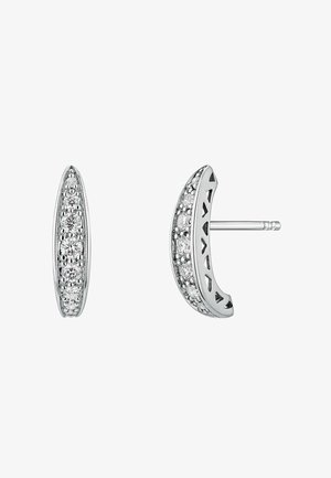 Pendientes de plata con un diseño curvado que presenta una fila de piedras preciosas brillantes en la parte frontal y un patrón geométrico abierto en el lateral.