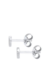Pendientes de plata con una forma circular simple y un diseño de bucle abierto. Acabado de metal pulido con acentos minimalistas.