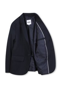 Granatowa marynarka męska z otwartym przodem, pokazująca gładką podszewkę i białe wykończenie, z zapięciem na pojedynczy guzik oraz przednią kieszenią z klapką.