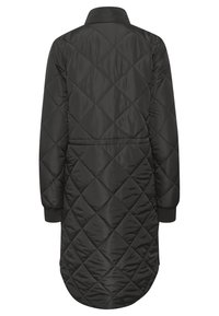 Chaqueta larga acolchada negra con un patrón de rombos, cuello alto y puños acanalados; diseñada con un dobladillo ligeramente curvado en la parte trasera.