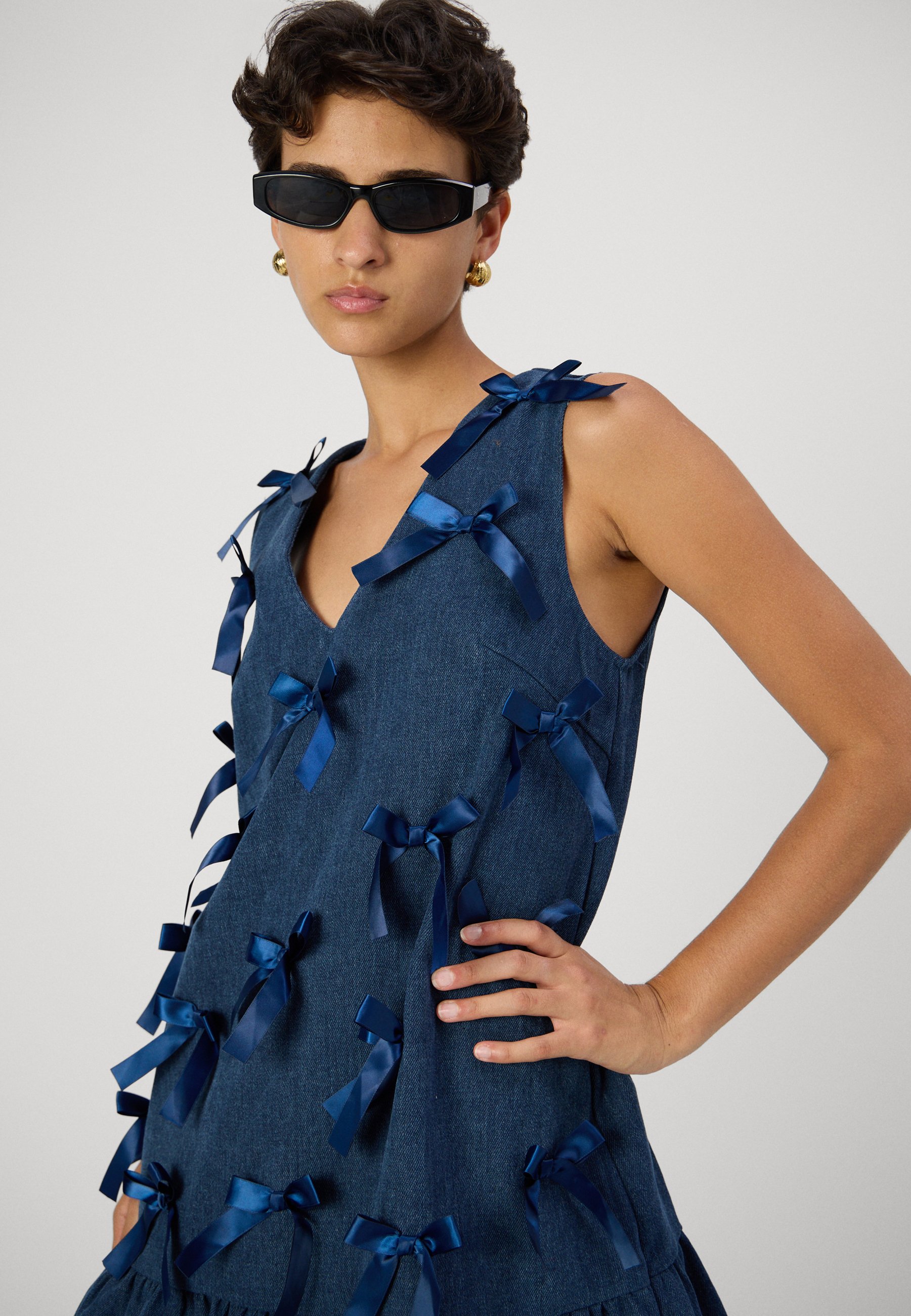 【英国発Sister Jane】Lyrical bow-embellished denim dress Sister Jane Lyrical Bow-Embellished Denim Mini Dress in Blue