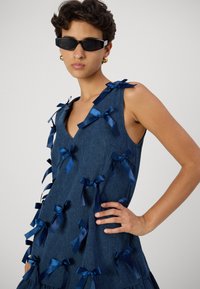 Sister Jane LYRICAL BOW MINI DRESS - Cocktailklänning - blue