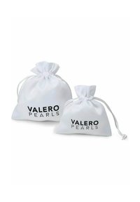Bolsas blancas de cuerda con VALERO PEARLS impresas en negro. Una bolsa es más grande que la otra, ambas tienen una textura de tela suave.