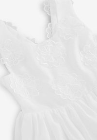 Biele šaty s kvetinovou výšivkou na výstrihu a páse, vyrobené z textúrovaného, mäkkého materiálu, s dizajnom zhrnuté sukne.