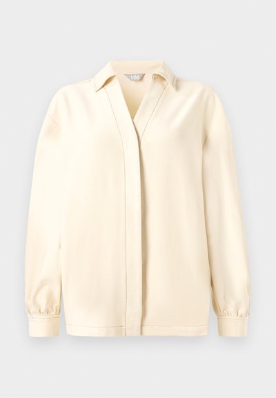 Blusa a maniche lunghe color crema con colletto, caratterizzata da una scollatura a V, texture morbida e polsini arricciati. Orlo dritto con dettagli di cucitura sottili.