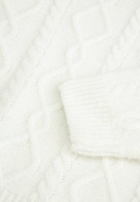 Biały sweter w splot kabelkowy z teksturowanym wzorem, z rybowanym mankietem. Miły w dotyku, przytulny materiał o grubym kroju.