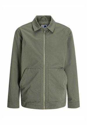 Veste verte légère avec un col, une fermeture éclair frontale, deux grandes poches et une coupe droite. Texture de tissu lisse.