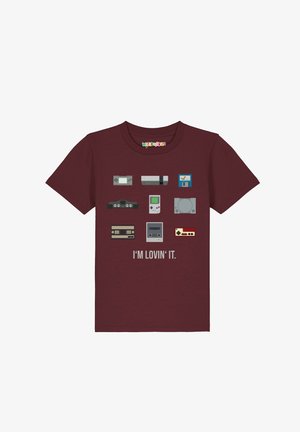 Maroonfarbenes T-Shirt mit Illustrationen von Retro-Spielkonsolen und -Modulen über dem Text „I'M LOVIN' IT.“