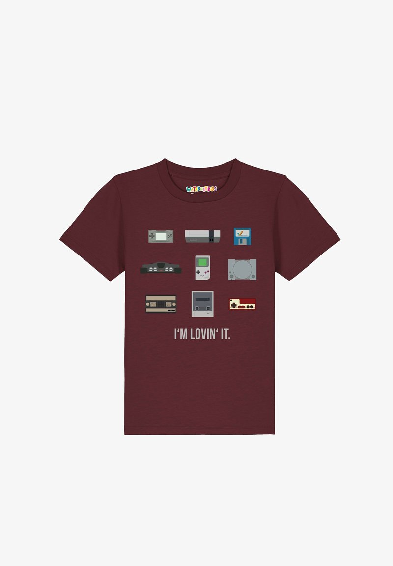 T-shirt bordeaux avec des illustrations de consoles de jeu rétro et de cartouches au-dessus du texte « I'M LOVIN' IT. »