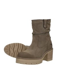 Bottines en suède marron avec un design souple, épaisse semelle compensée beige, couture décorative et détail de logo. Semelle extérieure en caoutchouc pour une meilleure traction.