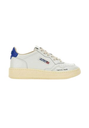 Sneaker in pelle bianca basse con suola beige, linguetta blu sul tallone, logo "AUTRY" con bandiera americana e scritta "FLOATING DREAMS" sul lato.
