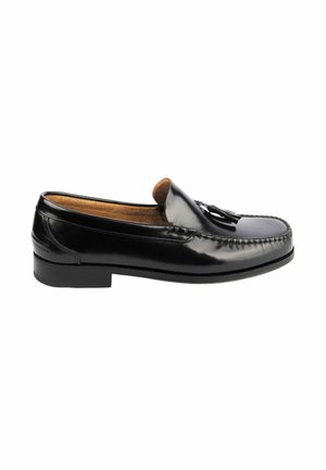 Mocasín de cuero negro con borlas y detalles cosidos, tacón bajo y forro interior color marrón claro, mostrado de lado sobre fondo blanco.