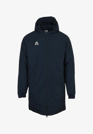 Navyblauwe gewatteerde jas met capuchon, rits aan de voorkant, elastische manchetten en zijzakken; heeft een wit logo op de borst.