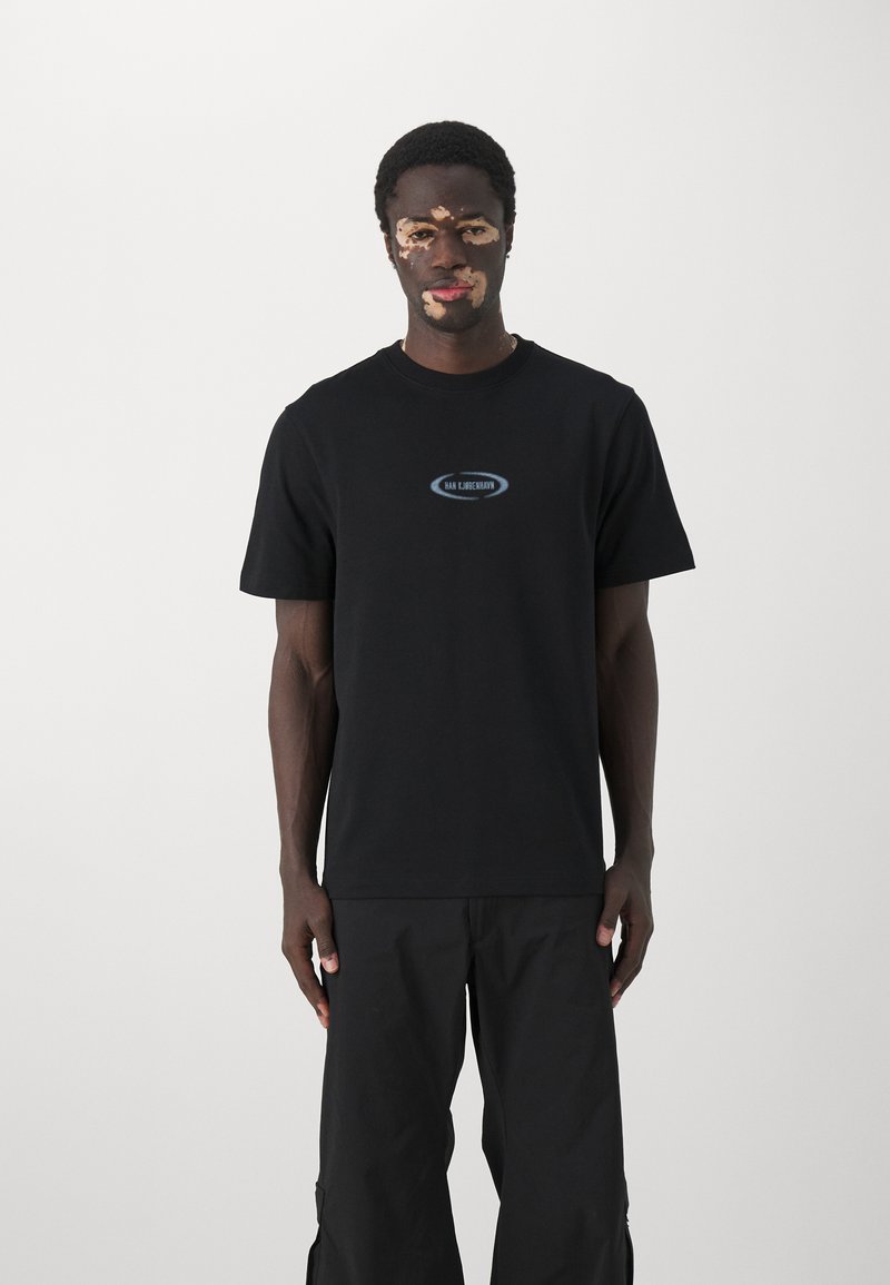 Han Kjøbenhavn - SHORT SLEEVE RETRO LOGO UNISEX - T-Shirt basic - black, Vergrößern