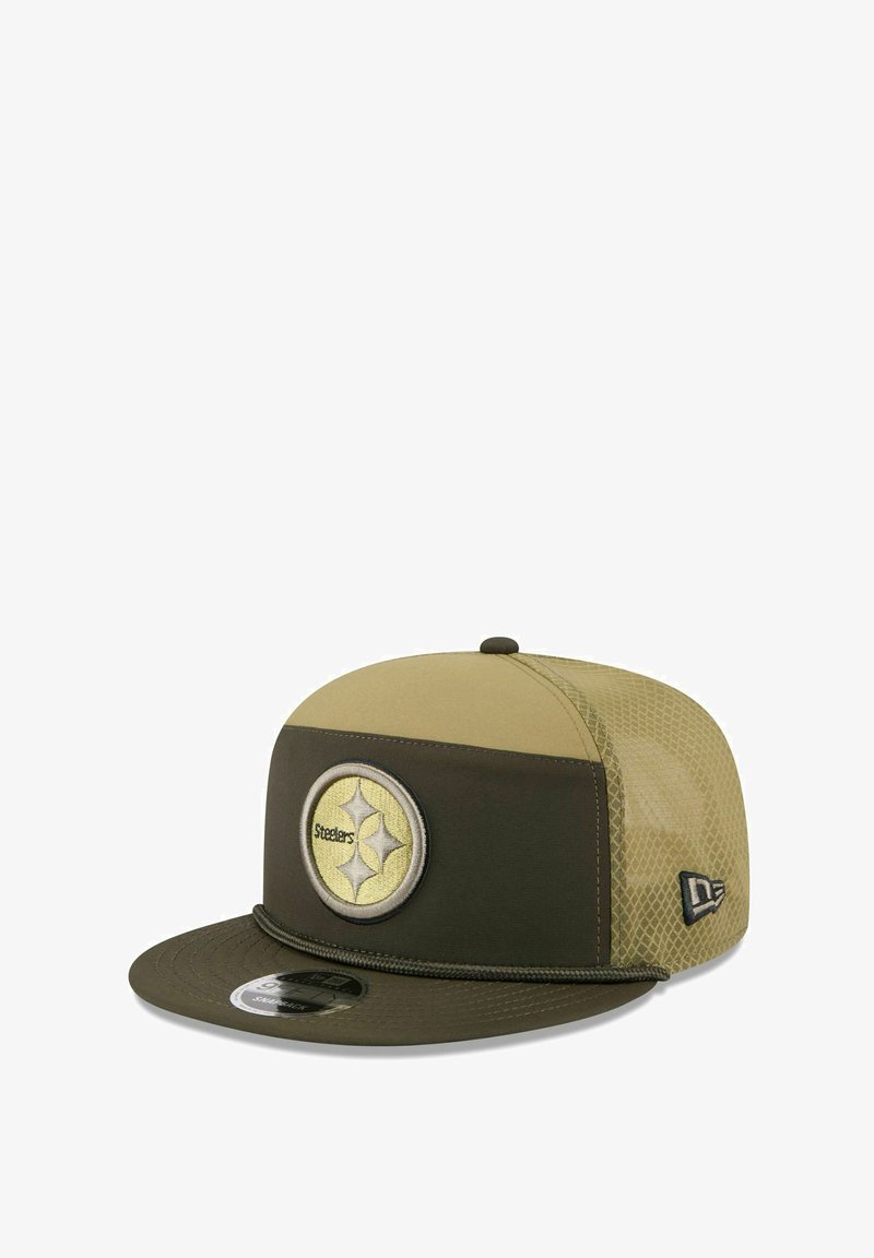 Olivengrüner Baseball-Cap mit abgerundetem Oberteil, flachem Schirm, Netzseiten und einem gestickten Logo auf der Vorderseite. Verstellbarer Riemen auf der Rückseite.