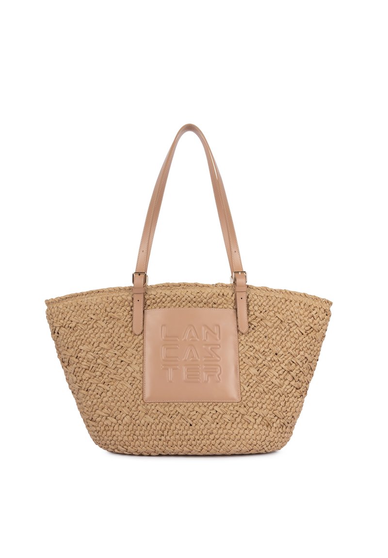 Sac cabas beige tissé avec deux longues anses en cuir et un patch en cuir à l'avant embossé du lettrage "Lancaster".