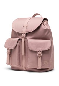 Ružový látkový batoh s zaobleným klapkou, dvoma prednými vreckami a nastaviteľnými popruhmi. Obsahuje gumené prvky a textúrovaný povrch.