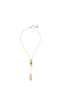 Collana con pendente d'oro che presenta due charm di forma astratta su una delicata catena, dotata di chiusura a moschettone e lunghezza regolabile.