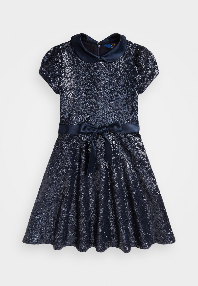 Morska obleka z bleščicami, gladkim ovratnikom, kratkimi pufastimi rokavi in satenastim pasom, ki se ponaša z razširjenim krojem krila.