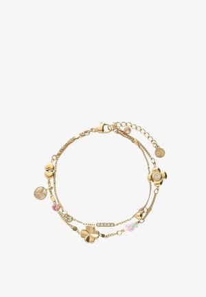 Gouden armband met gelaagde kettingen, bloem- en hartbedels, decoratieve stenen en een sluiting. Bevat pastel- en heldere accenten.