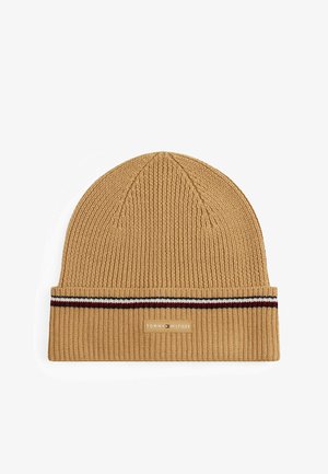 Gorra de punto en color marrón con un dobladillo, que presenta una franja decorativa en rojo y blanco. Etiquetada con un parche de logo en la parte frontal.