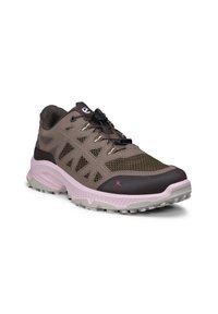 Chaussure de trail running marron et rose avec panneaux en mesh, semelle robuste et système de laçage rapide, inclinée pour montrer la vue avant et latérale.