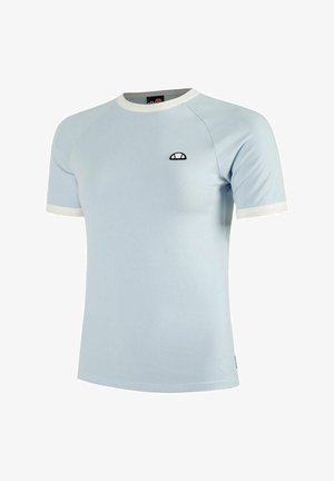 Camiseta de manga corta azul claro con ribete blanco, escote redondo y pequeño logo negro en el pecho. Textura suave y ajuste regular.