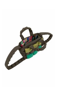 Compact bruine stoffen tas met een gewatteerde structuur, met een kleurrijk patroon aan de binnenkant en twee handvaten om te dragen. Bicolor buitenkant met groene accenten.
