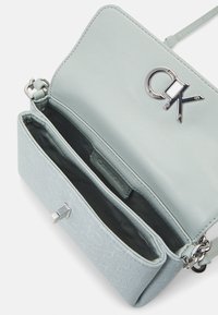 Calvin Klein RE LOCK MINI CROSSBODY BAG - Borsa a mano - pigeon
