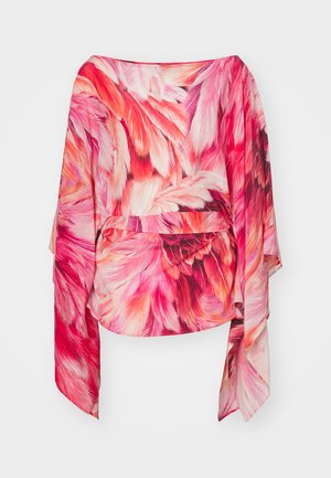 Blusa leggera e fluida in tonalità di rosa, con un motivo di piume. Maniche ampie e drappeggiate e dettaglio arricciato in vita.
