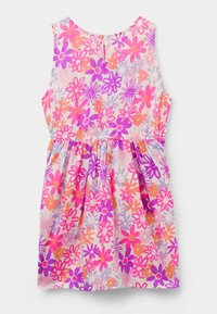 Robe florale avec un col rond, des manches courtes et une taille froncée. Présente un motif de fleurs roses, violettes et oranges sur un fond clair.