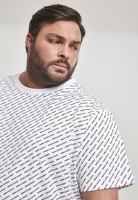 Urban Classics ALLOVER LOGO TEE - Marškinėliai su spaudiniu - white