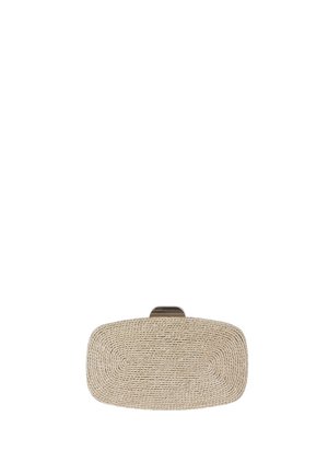 Pochette rettangolare intrecciata in paglia con bordi arrotondati e piccola chiusura metallica sulla parte superiore su sfondo bianco.