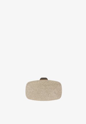 Pochette rettangolare intrecciata in paglia con bordi arrotondati e piccola chiusura metallica sulla parte superiore su sfondo bianco.