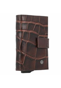 Portafoglio in pelle marrone con motivo coccodrillo, forma rettangolare, superficie testurizzata e chiusura a scatto. Presenta un accento metallico.